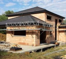 Charpente et couverture en cours. Débords de toit PVC anthracite avec spots lumineux