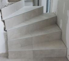 Escaliers - Pose de carrelage 60x60 gré cérame pleine masse rectifié en pose scellée avec liseré alu en contre marche