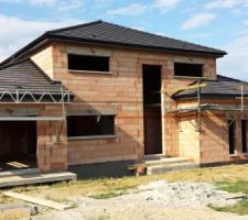 Charpente et couverture en cours. Débords de toit PVC anthracite avec spots lumineux