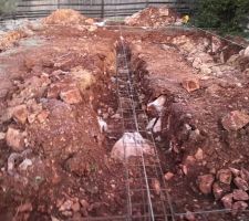 Treillis en place, les rochers au fond des tranchées sont restés intacts, à priori ça pose pas de problème pour les fondations.