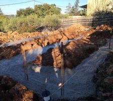 Béton en place, finalement il aura fallu beaucoup plus de béton que prévu, heureusement les personnes de la société qui livrait le béton connaissent bien leur métier et ont pu anticiper ce besoin supplémentaire. Soulagement du sous-traitant qui devra expliquer au constructeur pourquoi il a fallu beaucoup plus de béton que prévu. La réponse est bien évidemment à chercher du côté des tranchées qui étaient de profondeur inégale et plus large que prévues.