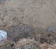 Rajout de terre compactée pour lier les gros graviers