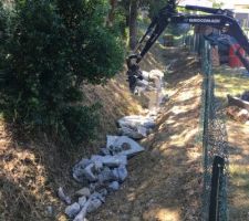 Ejection des gravats dans la tranch&eacute;e qui sera recouverte ensuite avec la terre des fouilles ! et gain de place en +++