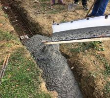 Allez la ferraille est pos&eacute;e , pas chichi du b&eacute;ton !!! Avec ces fondations de dingue , me voila avec presque toupie enti&egrave;re de b&eacute;ton !!! je fr&ocirc;le les 900 ? de b&eacute;ton !!! outchhh