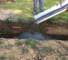 Allez la ferraille est posée , pas chichi du béton !!! Avec ces fondations de dingue , me voila avec presque toupie entière de béton !!! je frôle les 900 ? de béton !!! outchhh