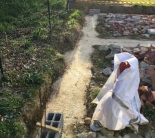 Allez quand faut y allez , premier de parpaing , alignement des angles , équerrage , en avant !!
Bétonnière , brouette a l'attaque !!
Début du remblaie en même temps au centre pour la dalle .