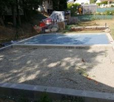 Bon, un peu gravier pour stabilisé , du polyane et du grillage pour piscine !! c'est plus sûr !! Prêt pour la dalle !!!