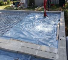 Bon, un peu gravier pour stabilisé , du polyane et du grillage pour piscine !! c'est plus sûr !! Prêt pour la dalle !!!