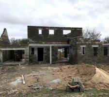 Fin de l'élévation des murs de l'étage, manque plus que la charpente!