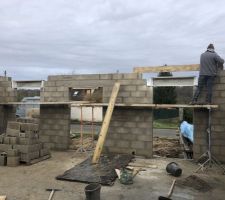 &Eacute;l&eacute;vation des murs du RDC + coffrage volet roulant.