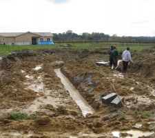 Les premiers parpaings du vide sanitaire.