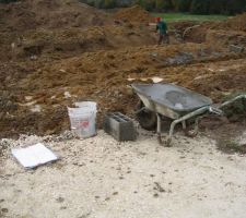 Les premiers parpaings du vide sanitaire.