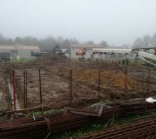 Chantier jour 1: Terrassement et fondations coulées.