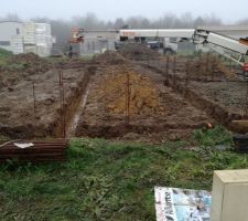 Chantier jour 1: Terrassement et fondations coulées.