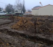 Chantier jour 1: Terrassement et fondations coulées.