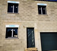 Vue du devant de la maison avec porte du garage