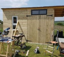 Les portes c'est parti! Abri de jardin