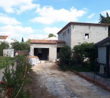 La maison avec sa toiture, vue depuis la rue