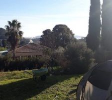 Vue du haut du terrain, l'arri&egrave;re de la maison y sera implant&eacute;e, la plus grande partie sera sur la restanque au 1&deg; plan (celle de la tente)