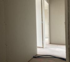 Placo isolant sur les murs
Couloir &eacute;tage