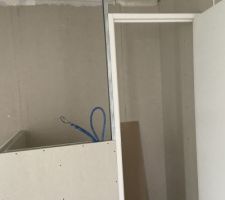 Placo isolant sur les murs
Toilettes sous escalier