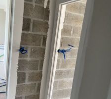 Bandes faites
+ électricité
Cellier porte donnant sur la cuisine