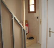 Vue du hall d'entrée, la cloison est en cours