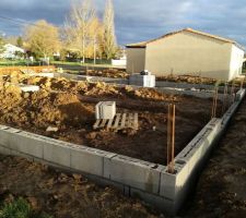 Rangs de parpaings en cours pour le vide sanitaire.