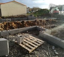 Rangs de parpaings en cours pour le vide sanitaire.