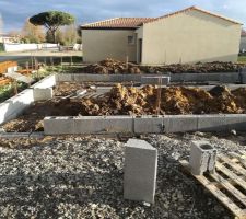 Rangs de parpaings en cours pour le vide sanitaire.