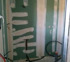 Jointeurs : bandes de joints terminées (ici sur placo hydrofuge)