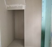 Plaquistes : habillage du placard sous escalier et création d'un rangement arrière