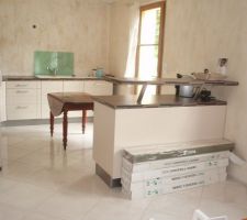 Ha, enfin 1 vue de la cuisine, à peu-près rengée! il reste le plancher de la salle de bain à faire