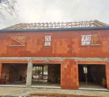 Pose des seuils de fenêtres en béton teintés dans la masse