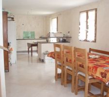 Vue cuisine et salle à manger