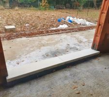 Pose des seuils de fenêtres en béton teintés dans la masse