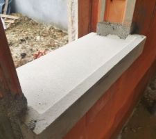 Pose des seuils de fenêtres en béton teintés dans la masse