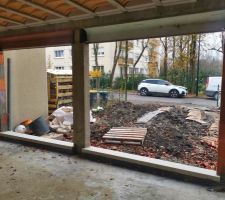 Pose des seuils de fenêtres en béton teintés dans la masse