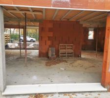 Pose des seuils de fenêtres en béton teintés dans la masse