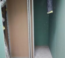 Salle de bain, etage, douche au fond; la salle de bain est en forme de L