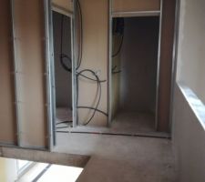 Couloir,au fond wc et la porte a gauche chambre parentale etage