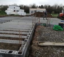 Jour 3, fin des rangs de parpaings et pose du plancher et gaines avant la pose des hourdis.