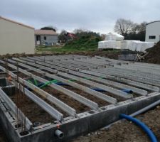 Jour 3, fin des rangs de parpaings et pose du plancher et gaines avant la pose des hourdis.