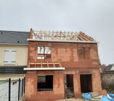 Élévation des murs OK
Charpente en cours