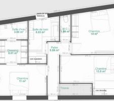 Plan de létage avant 2ème dépot pour le permis de construire. Nous avons dû diminuer de 2.20m l'emprise au sol pour avoir suffisamment d'espace végétal conformément au PLU.

Nous avons déplacé les toilettes pour que la colonne tombe dans le cellier.