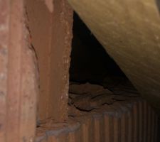 Brique cass&eacute;e sous toiture