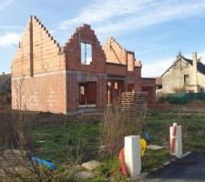 Les maçons ont terminé les pignons, notre maison commence à prendre forme ?
Bientôt la charpente.