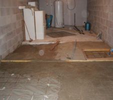Bêton du sous-sol en cours, vue de la douche de mon chéri