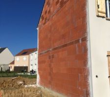 Ravalement en cours. Vue côté gauche. Impossible pour le sous-traitant de l achever le même jour car la fondation a été faite pour la construction mitoyenne la veille.