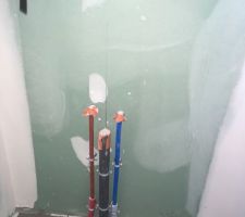 Arrivée d eau et attente évacuation lavabo
étage